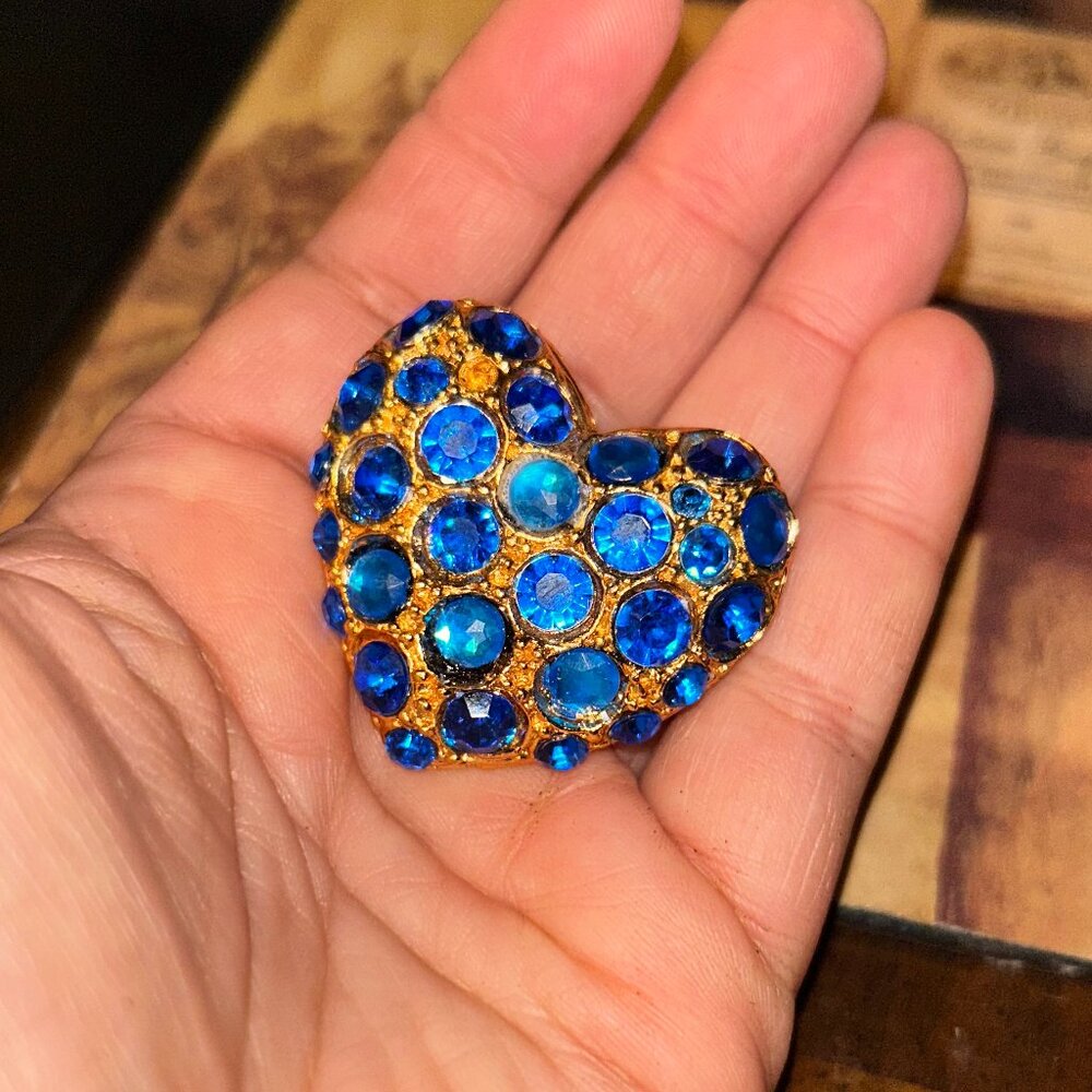 Dazzling blue tones  💎 stones brooch heart